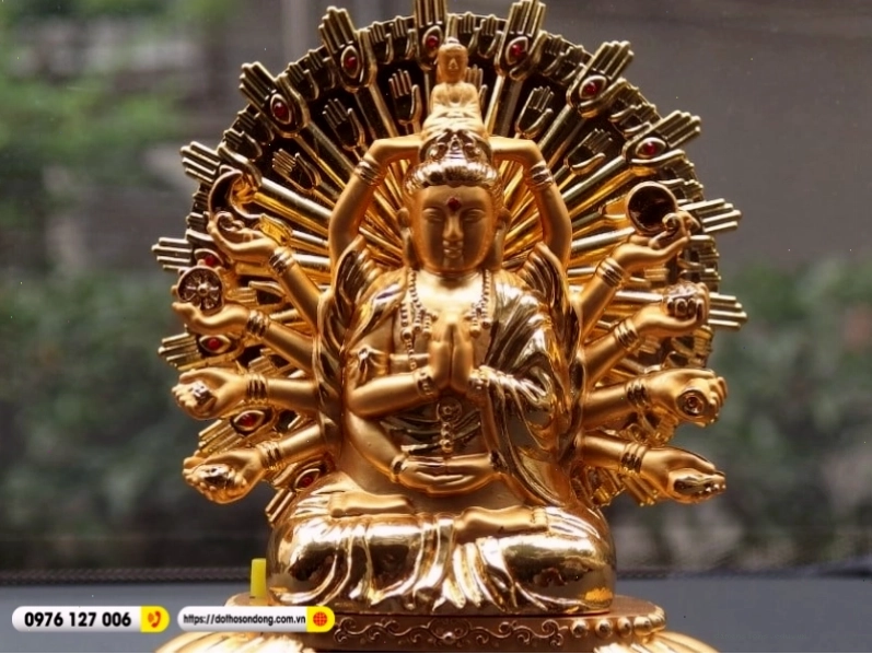 Tượng Phật Quan Âm nghìn tay nghìn mắt trong không gian trang nghiêm