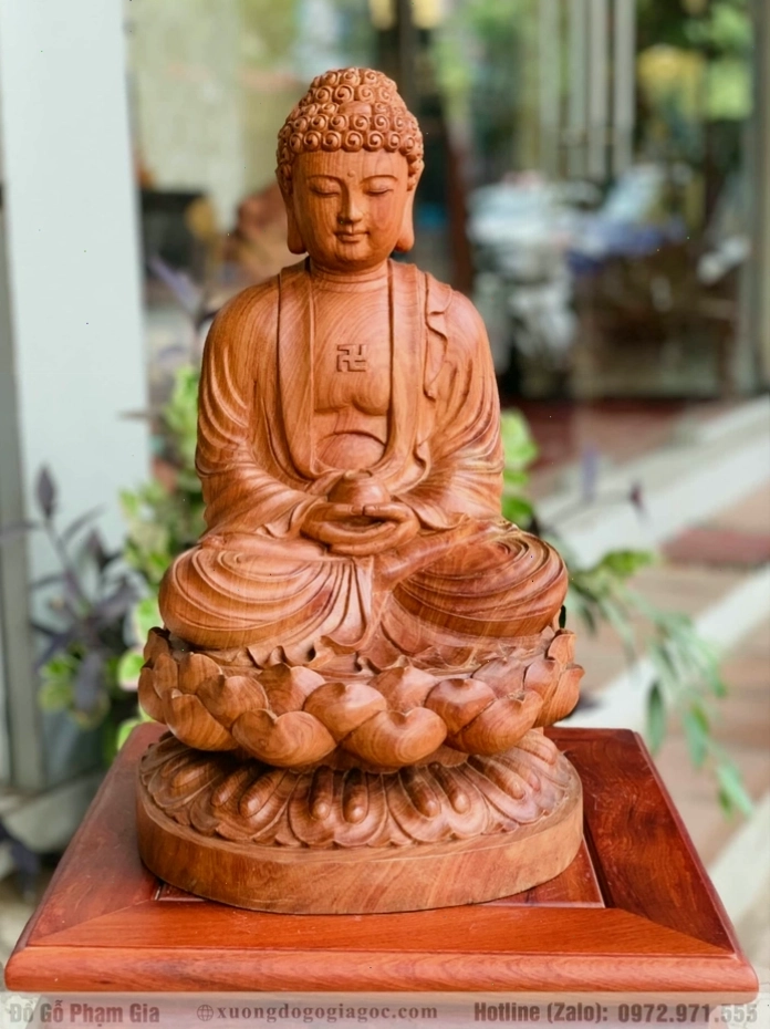 Tượng Phật Tổ Như Lai trong tư thế tọa thiền trên đài sen