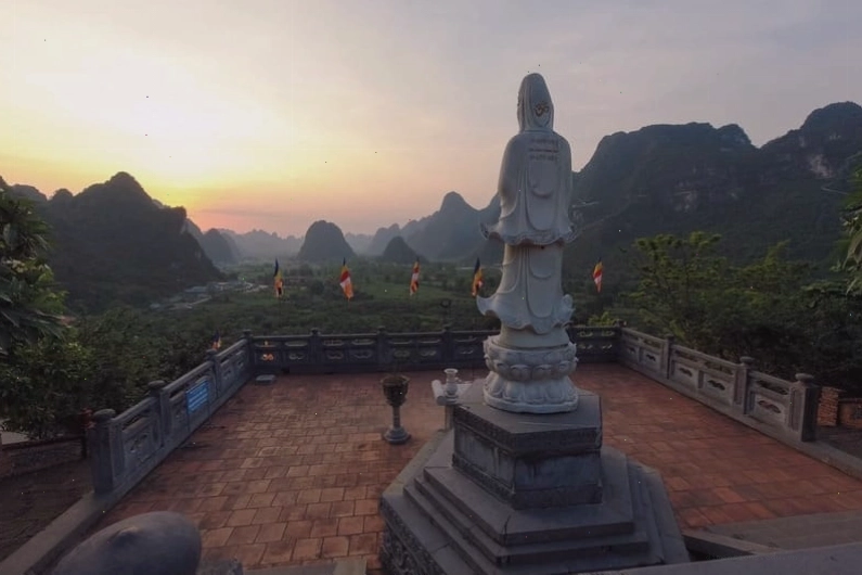 Tượng Phật uy nghiêm bên trong chánh điện Chùa Phật Tích Trúc Lâm Bản Giốc