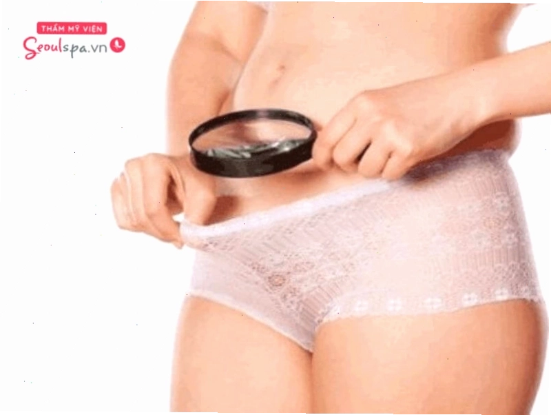 Xương mu cao do sự tích tụ của mô mỡ dưới da là một trong những nguyên nhân phổ biến