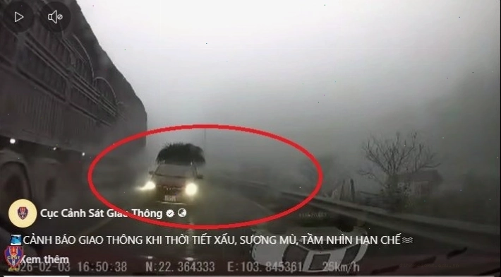 Cảnh báo giao thông khi thời tiết xấu sương mù tầm nhìn hạn chế trên đường cao tốc