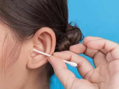 Ngứa Lỗ Tai Trái Là Điềm Gì? Giải Mã Toàn Diện Theo Khoa Học Và Tâm Linh